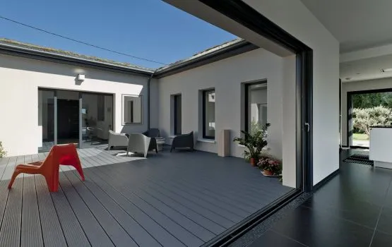 MAISON HAUT DE GAMME DE PLAIN PIED AVEC PATIO RÉGION ROANNE RIORGES